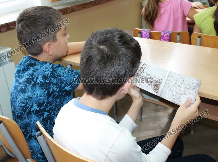 396 третокласници получиха книжки със заветите на хан Кубрат