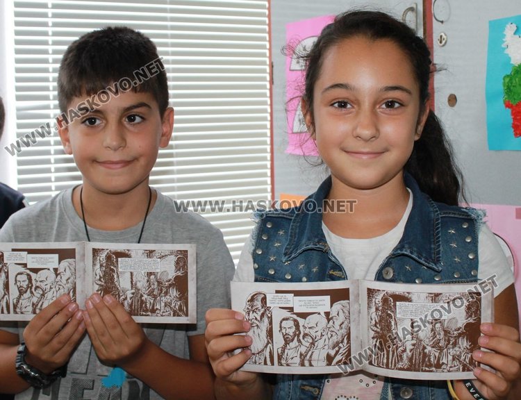 Третокласниците от СУ "Любен Каравелов" първи получиха от книжките със заветите на хан Кубрат