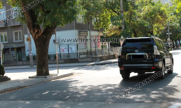 Поставиха пешеходна пътека с гърбица на ул. „Ив. Вазов“