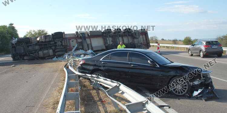 Тир се обърна на магистрала Марица, намачка мерцедес