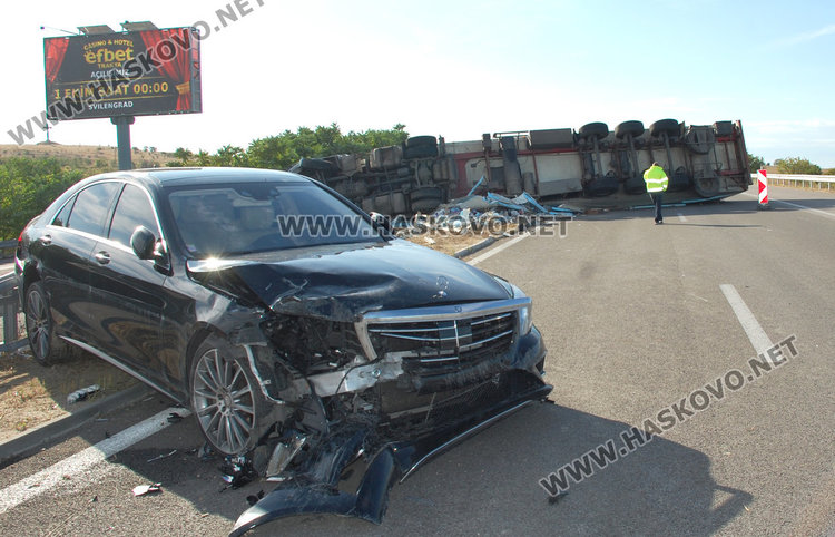 Тир се обърна на магистрала Марица, намачка мерцедес