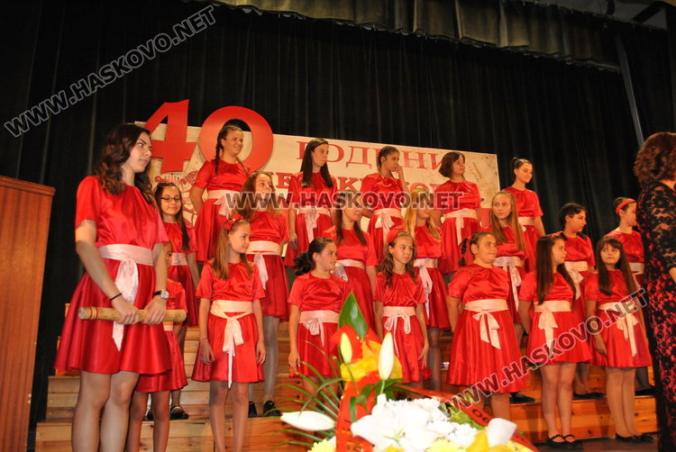 „Златна лира“ и „На многая лета“ за 40-годишнината на хор „Орфей“