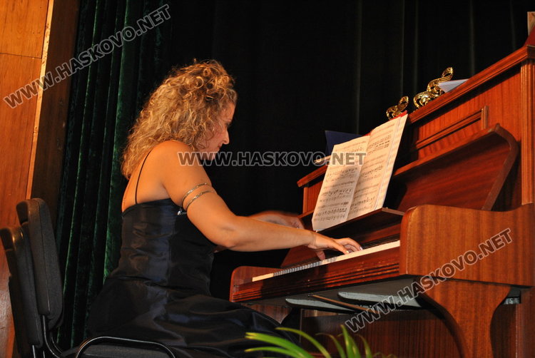 „Златна лира“ и „На многая лета“ за 40-годишнината на хор „Орфей“