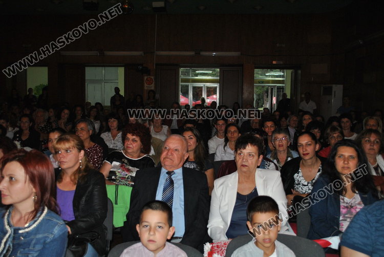 Дългогодишният хоров диригент Боян Боев  беше сред публиката, но и на сцената 