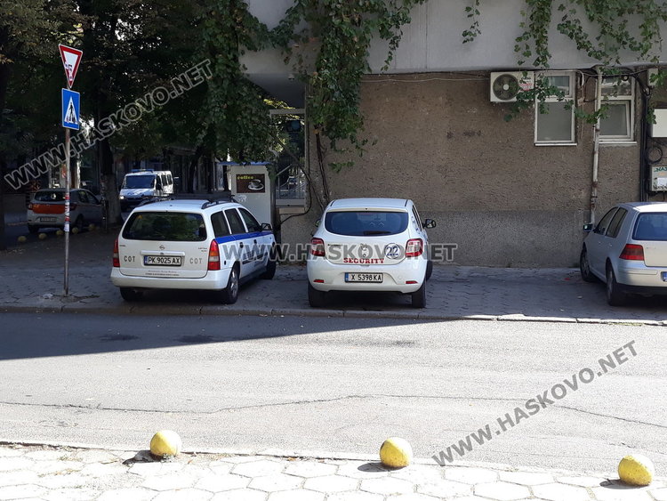 Охранители паркират където си поискат, не спазват закона, а го нарушават