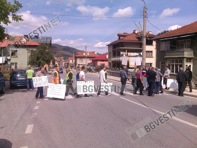 Бивши работници на „Виастройинженеринг“ блокираха пътя Смолян-Пловдив