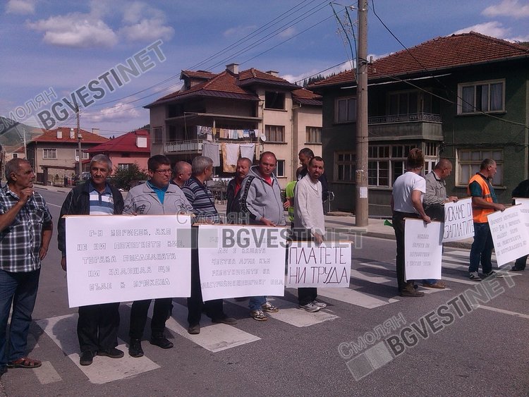 Бивши работници на „Виастройинженеринг“ блокираха пътя Смолян-Пловдив