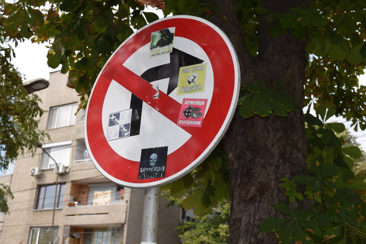 Фенове на ЦСКА в Кърджали се афишират по пътните знаци в града