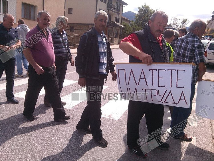 Бивши работници на „Виастройинженеринг“ блокираха пътя Смолян-Пловдив