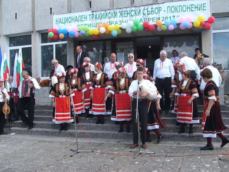 Тракийци се стекоха в с. Аврен, почетоха жертвите от 1913 г.