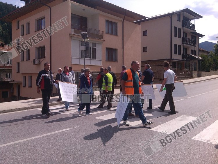 Бивши работници на „Виастройинженеринг“ блокираха пътя Смолян-Пловдив