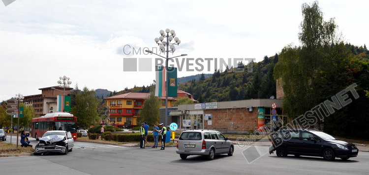 Двете коли, между които стана сблъсъка преди пешеходната пътека са със сериозни материални щети