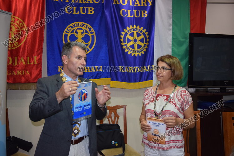 Президентът Бахар Палова с дистрикт-гуверньорът за България