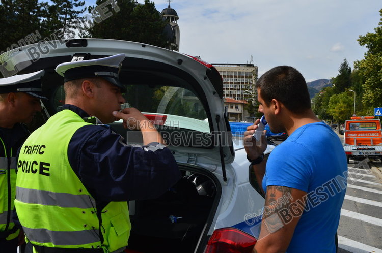 Младият шофьор дава проба за наркотици, която се оказа отрицателна