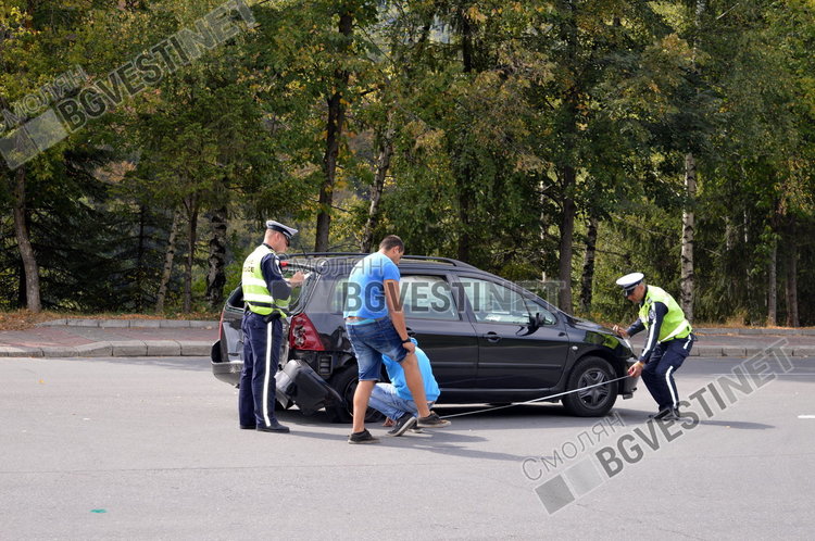 Пежото е ударено отзад, жената зад волана е транспортирана в Спешно отделение за преглед