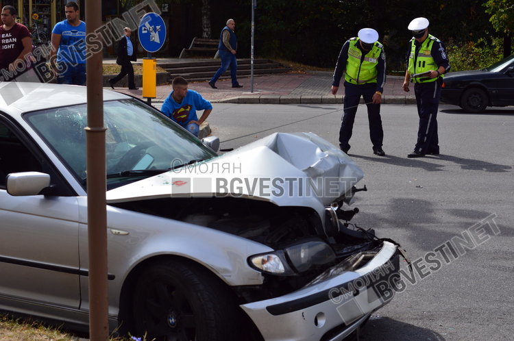 Заради висока скорост двама пострадаха при жесток сблъсък в центъра на Смолян 