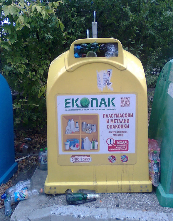 Хасковлия: Контейнер за пластмаса и метал стои непочистен месец и половина