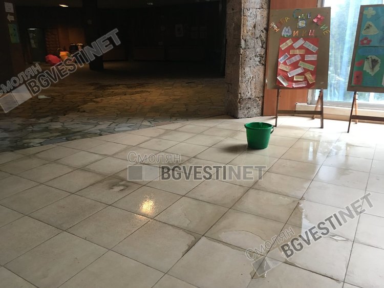 Проливният дъжд наводни Младежкия дом в Смолян