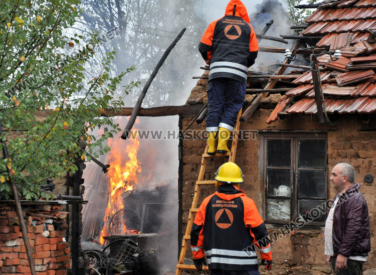 Мълния подпали постройка в Брягово, съседите в шок