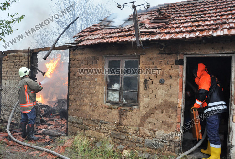 Мълния подпали постройка в Брягово, съседите в шок