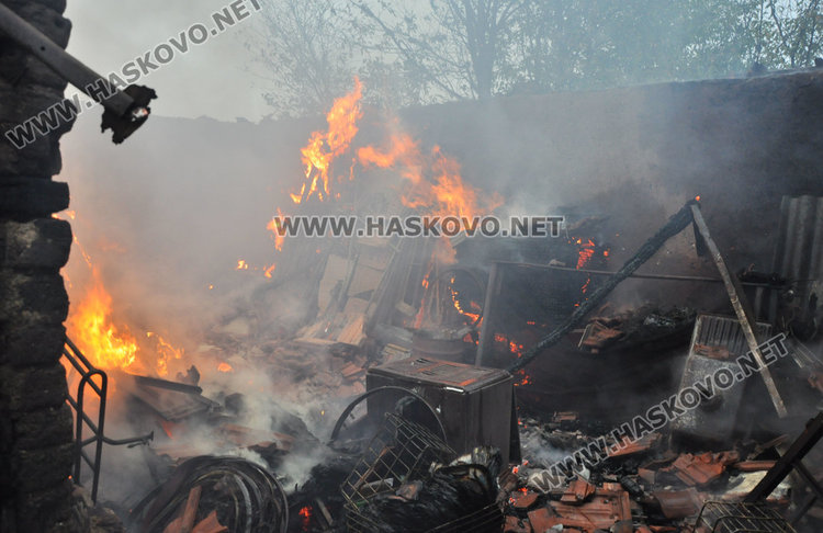 Мълния подпали постройка в Брягово, съседите в шок