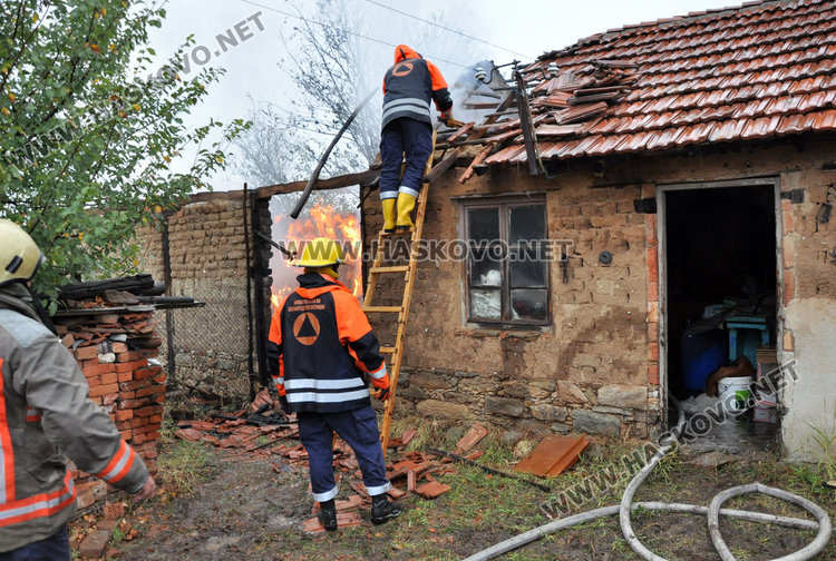 Мълния подпали постройка в Брягово, съседите в шок