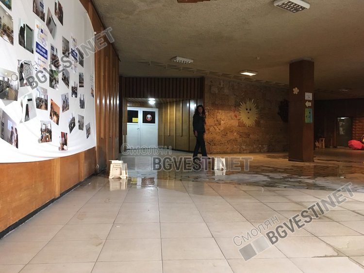 Проливният дъжд наводни Младежкия дом в Смолян