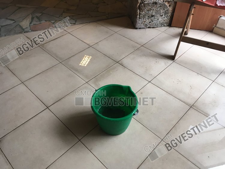 Проливният дъжд наводни Младежкия дом в Смолян