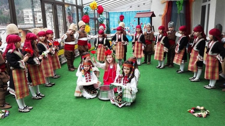 Деца като звезди се включиха в конкурса за фото с народна носия