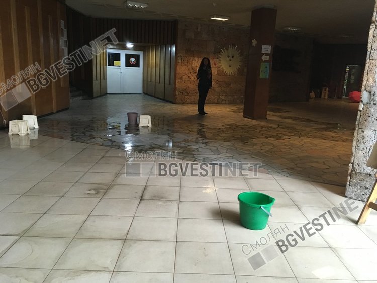 Проливният дъжд наводни Младежкия дом в Смолян