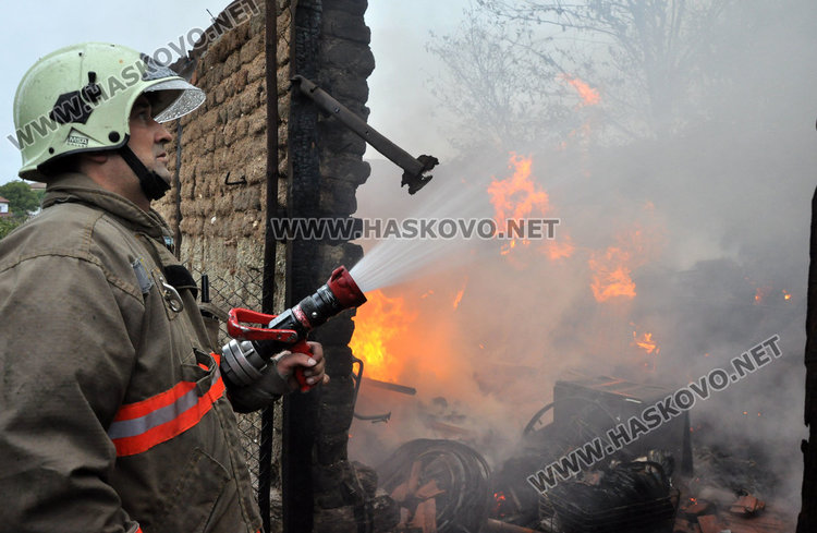 Мълния подпали постройка в Брягово, съседите в шок