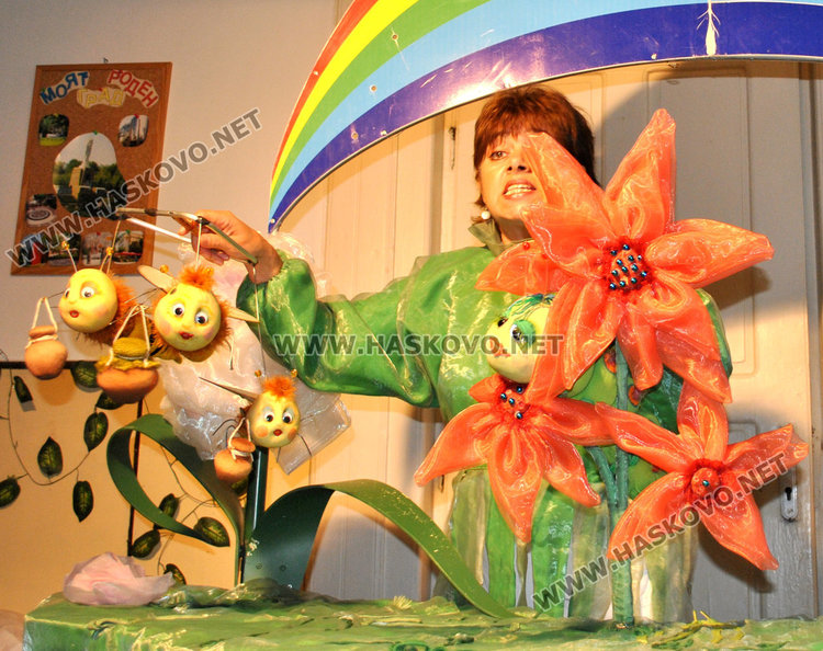 Театър „Дани и Деси“ забавлява деца в селата, от училището в Книжовник отказали