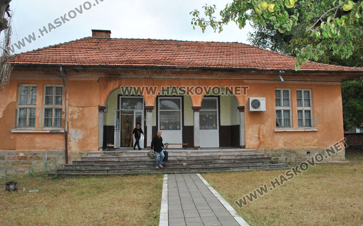 Театър „Дани и Деси“ забавлява деца в селата, от училището в Книжовник отказали