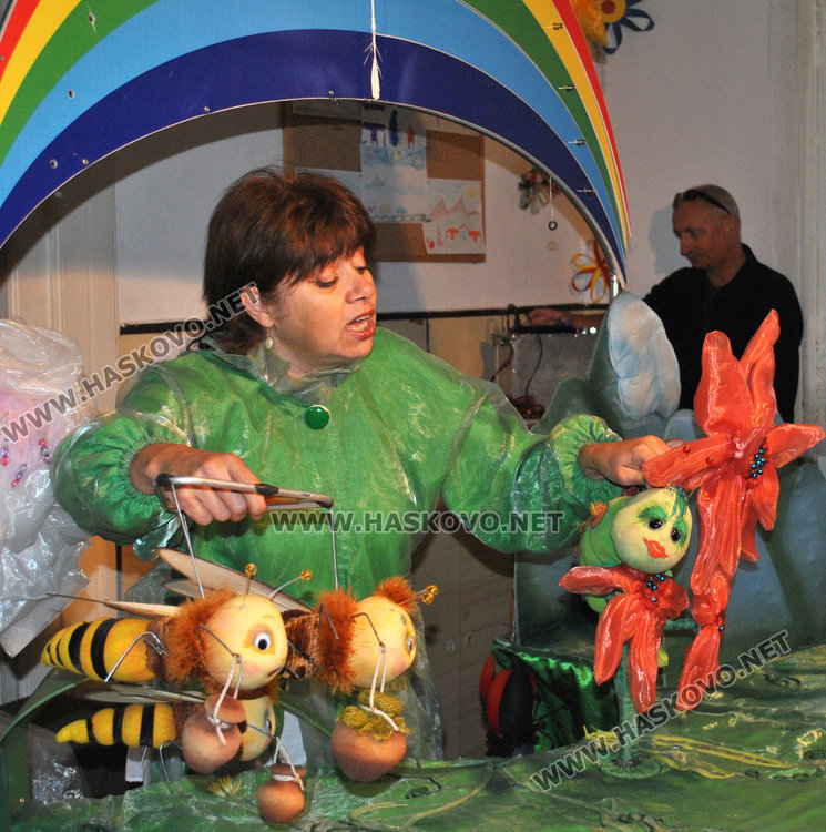 Театър „Дани и Деси“ забавлява деца в селата, от училището в Книжовник отказали