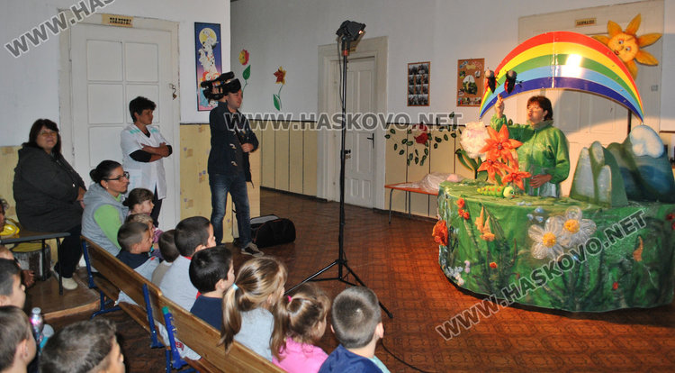 Театър „Дани и Деси“ забавлява деца в селата, от училището в Книжовник отказали