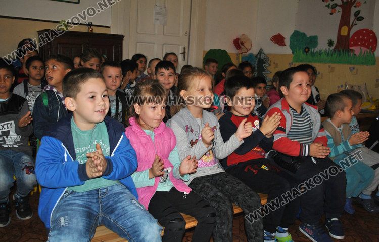 Театър „Дани и Деси“ забавлява деца в селата, от училището в Книжовник отказали