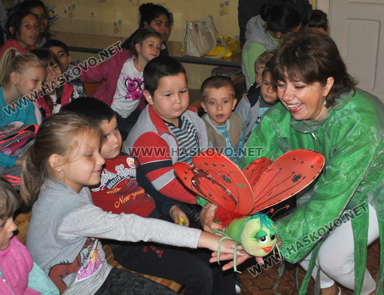 Театър „Дани и Деси“ забавлява деца в селата, от училището в Книжовник отказали