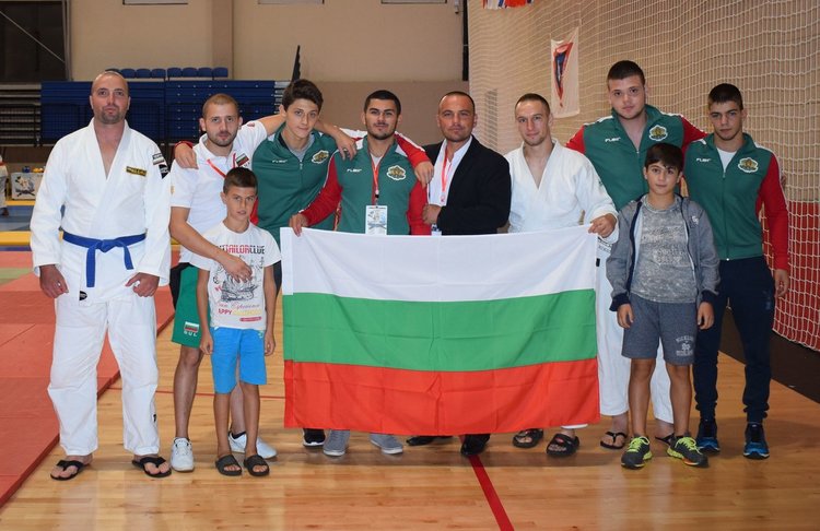 Пет състезатели от Спортен клуб по джу джицу „Бугари“ взеха участие в открития Балкански шампионат за деца и юноши и в Световна купа, снимка - СК "Бугари"