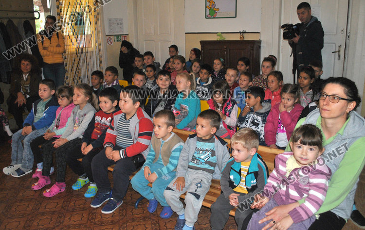 Театър „Дани и Деси“ забавлява деца в селата, от училището в Книжовник отказали