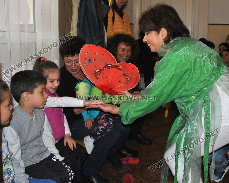 Театър „Дани и Деси“ забавлява деца в селата, от училището в Книжовник отказали