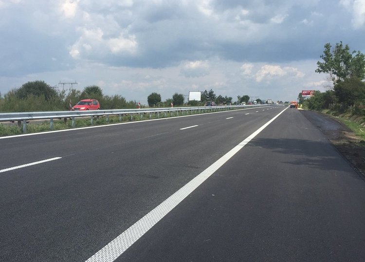 Екшън на АМ "Тракия": Камион премина през мантинелата от платното за Пловдив в това за София