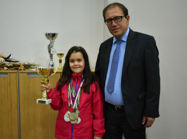 7-годишна европейска медалистка премери шахматни умения с кмета на Асеновград