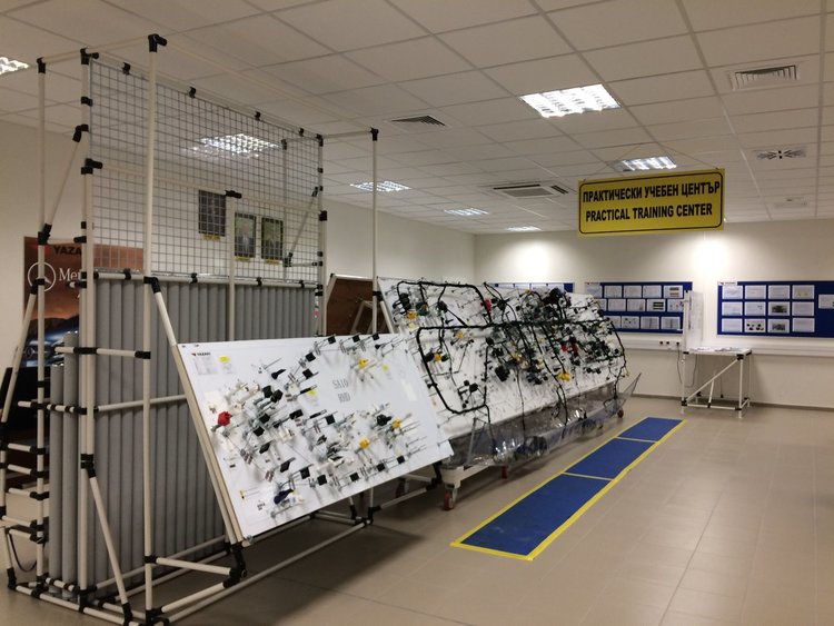 Назначават 500 работници в „Язаки“ на заплата от 550 до 800 лева