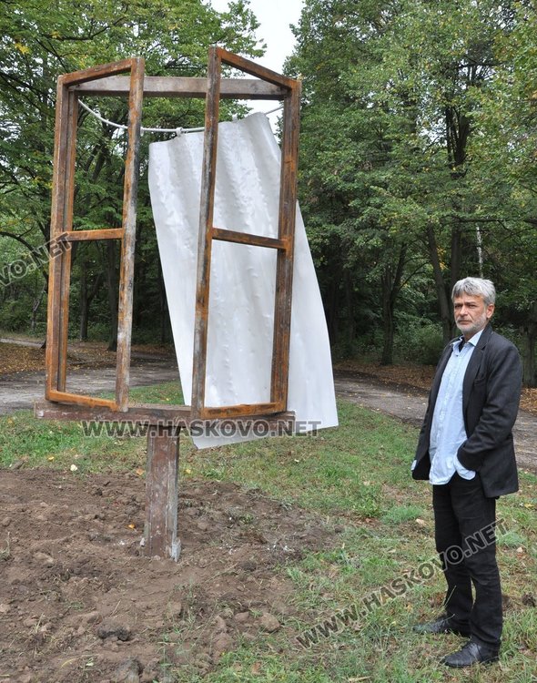 Оцветяват алеята от метални фигури в парк "Марица"