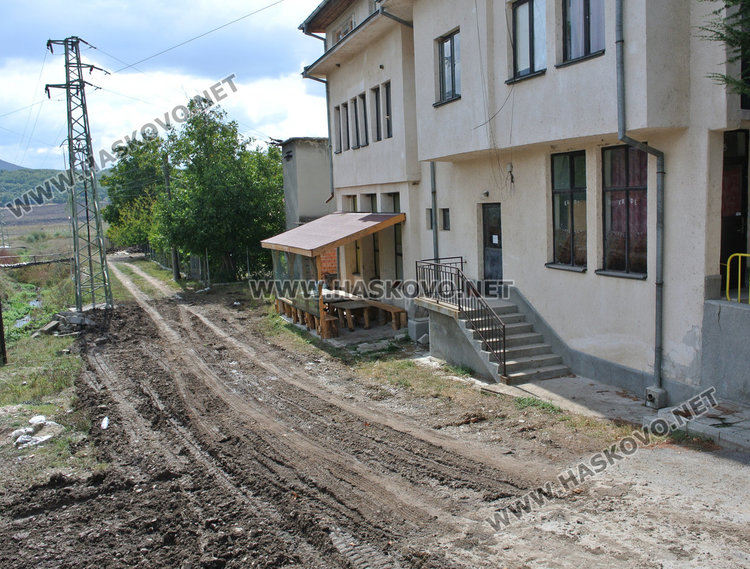 Дървеният навес до кметството