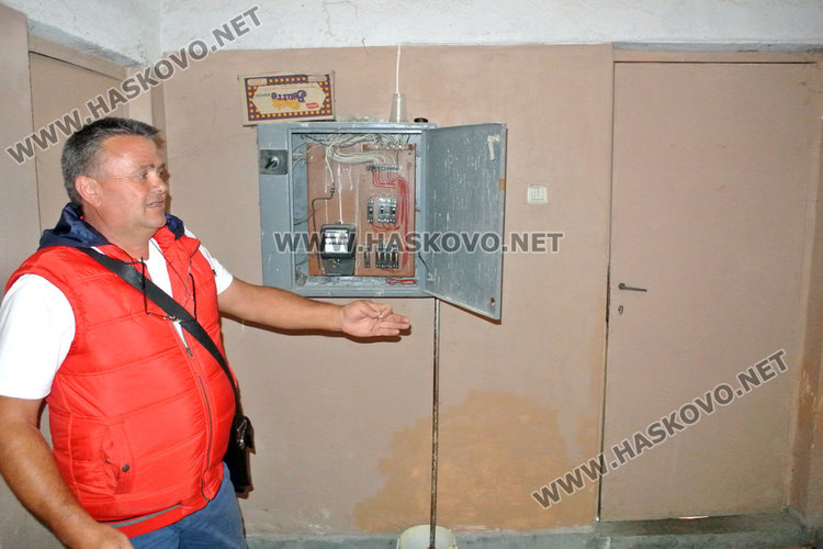 Кметът Красимир Бойчев показва таблото, от което излизат кабели за кафемашината