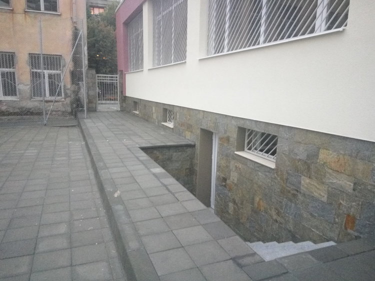 Опасно стълбище в двора на „Рилски“, слагат парапет до дни