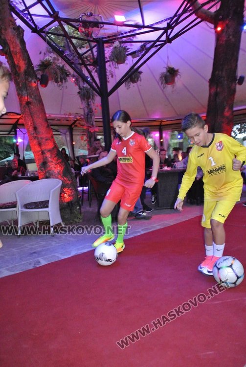 Носители на корони „Мис“ и „Мистър“ посрещнаха есента с модна фиеста под звездите 