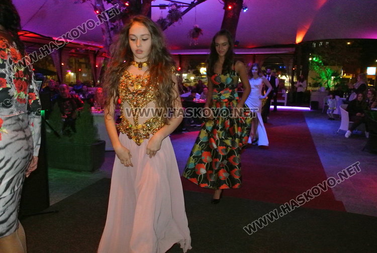 Носители на корони „Мис“ и „Мистър“ посрещнаха есента с модна фиеста под звездите 