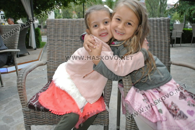 Носители на корони „Мис“ и „Мистър“ посрещнаха есента с модна фиеста под звездите 